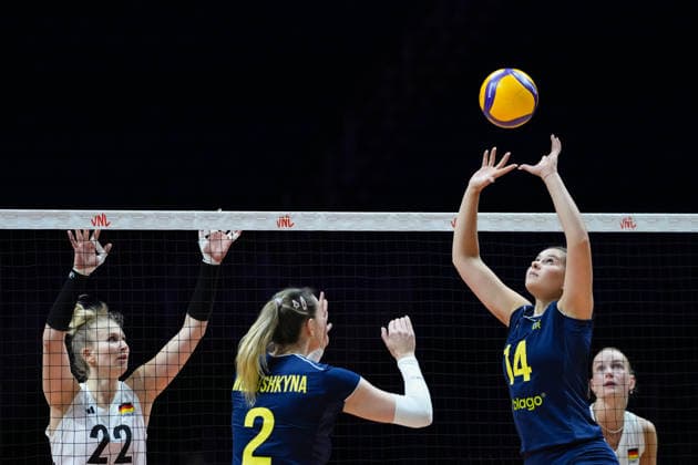 2026 Women s Volleyball Nations League - Quebec City - Day2 Daria Sharhorodska 14 of Ukraine and Monique Strubbe 22 of Germany compete during the 2026 Women s Volleyball Nations League match between Ukraine and Germany at Videotron Centre on June 4, 2026, in Quebec City, Canada. Quebec City Quebec Canada  Copyright: xYuanxTianx originalFilename:tian-2026wome260604_npMBe.jpg