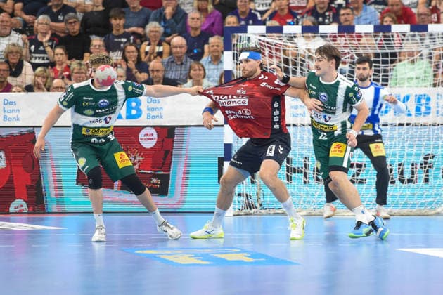 Handball I Herren I Saison 2025-2026 I Bundesliga I 33. Spieltag I SG Flensburg-Handewitt - ThSV Eisenach I 04.06.2026 von links Tillmann Leu (99, ThSV Eisenach), Johannes Golla (4, SG Flensburg-Handewitt), Felix Aellen (22, ThSV Eisenach) Copyright: xLobeca JanxKirschnerx