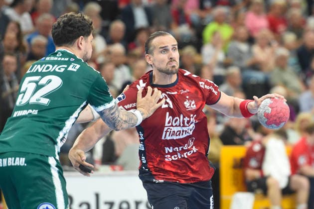 Handball I Herren I Saison 2025-2026 I Bundesliga I 33. Spieltag I SG Flensburg-Handewitt - ThSV Eisenach I 04.06.2026 von links Justin Kurch (52, ThSV Eisenach), Kent Robin Tönnesen (23, SG Flensburg-Handewitt) Copyright: xLobeca JanxKirschnerx