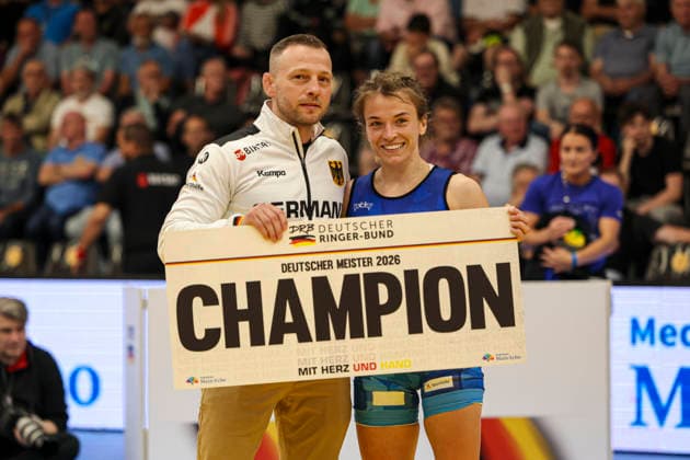 RINGEN - Deutsche Meisterschaften 2026 53kg - Annika Wendle (ASV Altenheim) und Bundestainer Marc Wentzke