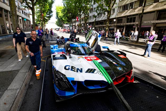 24 HEURES DU MANS 2026 - PESAGE 15 MAGNUSSEN Kevin (dnk), MARCIELLO Raffaele (swi), VANTHOOR Dries (bel), BMW M Team WRT, BMW M Hybrid V8 15, Hypercar, ambiance during Le Pesage of the 24 Hours of Le Mans 2026, 3rd round of the 2026 FIA World Endurance Championship, from June 5 to 6, 2026 on the Place de la RÃ publique in Le Mans, France - Le MansFrance Copyright: xJULIENxDELFOSSEx