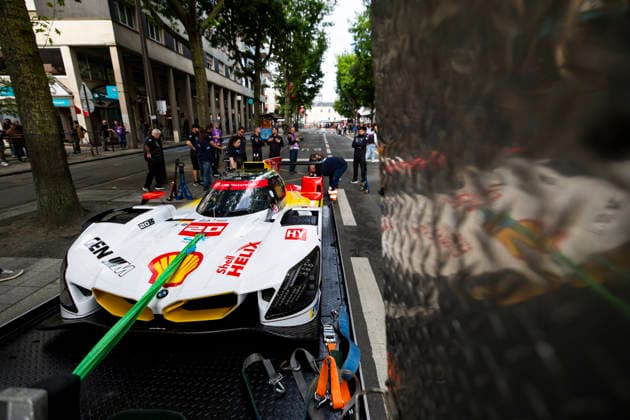24 HEURES DU MANS 2026 - PESAGE 20 FRIJNS Robin (nld), RAST Renà (ger), VAN DER LINDE Sheldon (zaf), BMW M Team WRT, BMW M Hybrid V8 20, Hypercar, ambiance during Le Pesage of the 24 Hours of Le Mans 2026, 3rd round of the 2026 FIA World Endurance Championship, from June 5 to 6, 2026 on the Place de la Rà publique in Le Mans, France - Le MansFrance Copyright: xJULIENxDELFOSSEx