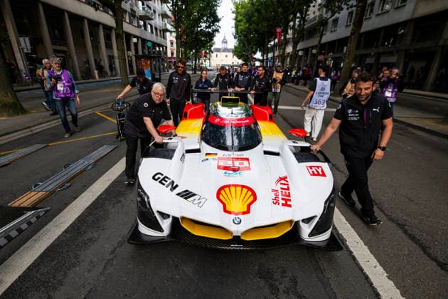 24 HEURES DU MANS 2026 - PESAGE 20 FRIJNS Robin (nld), RAST Renà (ger), VAN DER LINDE Sheldon (zaf), BMW M Team WRT, BMW M Hybrid V8 20, Hypercar, ambiance during Le Pesage of the 24 Hours of Le Mans 2026, 3rd round of the 2026 FIA World Endurance Championship, from June 5 to 6, 2026 on the Place de la Rà publique in Le Mans, France - Le MansFrance Copyright: xJULIENxDELFOSSEx