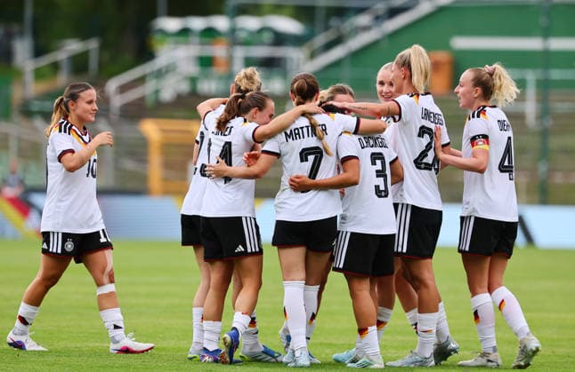 Deutschland - Daenemark Laenderspiel U23 Frauen Leipzig, 04.06.2026, Alfred-Kunze-Sportpark, Fussball, U23 Frauen, Länderspiel. BR DEUTSCHLAND (GER) vs. DÄNEMARK (DEN) 2:0 (2:0) , Tor für Deutschland zum 2:0. Im Bild: Torjubel um Torschützin Dilara Acikgöz (3, GER, Frankfurt) ,