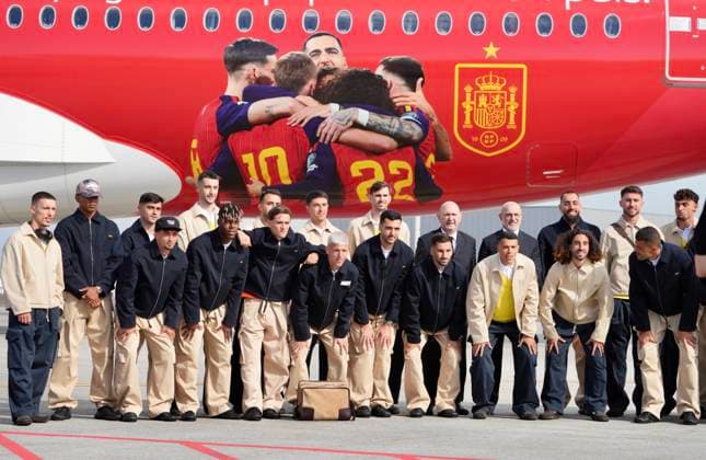 La Selección espanola de fútbol parte camino al Mundial 2026 Los futbolistas integrantes de la selección espanola y su seleccionador, Luis de la Fuente, antes de coger el vuelo para ir al Mundial, en el Aeropuerto de Santiago-Rosalía de Castro, en Santiago de Compostela, A Coruna, Galicia (Espana). Aficionados se han acercado al Aeropuerto de Santiago-Rosalía de Castro para despedir a los jugadores de la Selección espanola de fútbol que toman rumbo a Nashville dónde cogerán otro vuelo hasta Chattanooga (Tennessee), donde la selección tendrá su cuartel general antes del debut en el Mundial 2026 que se disputa en Estados Unidos, México y Canadá 05 JUNIO 2026 Á Espana *** The Spanish national soccer team leaves on its way to the 2026 World Cup The players of the Spanish national soccer team and their coach, Luis de la Fuente, before taking the flight to the World Cup, at the Santiago Rosalía de Castro Airport, in Santiago de Compostela, A Coruna, Galicia Spain Fans have approached the Santiago Rosalía de Castro Airport to say goodbye to the players of the Spanish national soccer team who are heading to Nashville where they will take another flight to Chattanooga Tennessee, where the team will have its headquarters before the debut in the World Cup 2026 to be held in the United States, Mexico and Canada 05 JUNE 2026 Á Espana  Copyright: xÃ?lvaroxBallesterosx 7572419