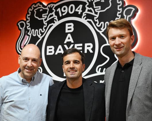 05.062.2026, xophax, Fussball 1.Bundesliga, Bayer 04 Leverkusen , Pressekonferenz . Vorstellung des neuen euen Trainers Carles Martinez Novell ( Bayer 04 ) , mitte . Fernando Carro , links und Simon Rolfes , rechts Leverkusen *** 05 062 2026, xophax, Soccer 1 Bundesliga, Bayer 04 Leverkusen , Press conference presentation of the new coach Carles Martinez Novell Bayer 04 , center Fernando Carro , left and Simon Rolfes , right Leverkusen