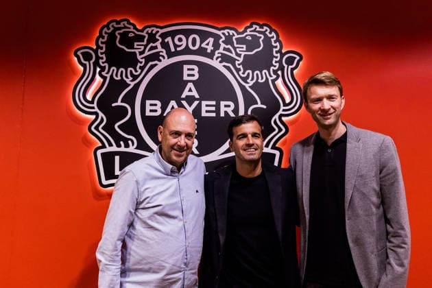 LEVERKUSEN, GERMANY - JUNE 05: Carles Martinez Novell (Head coach Bayer 04 Leverkusen) is being presented as the new Head Coach during a press conference, PK, Pressekonferenz at BayArena on June 05, 2026 in Leverkusen, Germany. Group photo with Fernando Carro (Chief Executive Officer, Bayer 04 Leverkusen) and Simon Rolfes (Director Sports, Bayer 04 Leverkusen) North Rhine Westphalia Germany Copyright: xSteffiexWunderlx