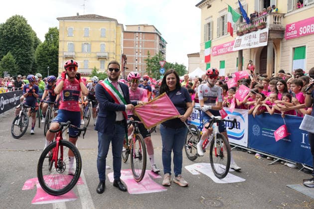 Start the race with mayor Nicola Cesari during Stage 7 of the Giro d™Italia Women, from Sorbolo Mezzani to Salice Terme, Italy, Friday, June 5, 2026  Copyright: xDavidexSpada LaPressex