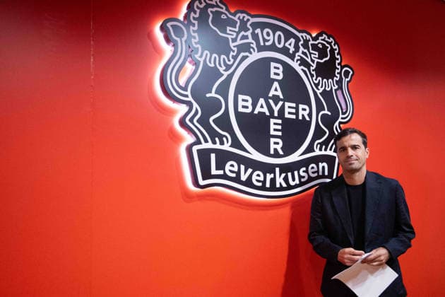 Carles Martinez Novell, Cheftrainer, auf dem Weg zur Pressekonferenz Vorstellung von Carles Martinez Novell als neuer Trainer von Bayer Leverkusen. 05.06.2025 in der Bayarena Leverkusen, Â