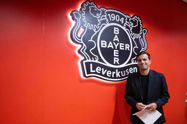 Carles Martinez Novell, Cheftrainer, auf dem Weg zur Pressekonferenz Vorstellung von Carles Martinez Novell als neuer Trainer von Bayer Leverkusen. 05.06.2025 in der Bayarena Leverkusen, Â