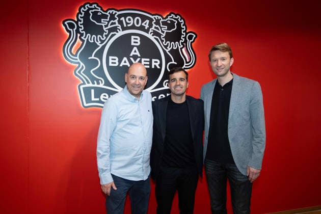 v.l. Fernando CARRO DE PRADA (Vorsitzender der Geschaeftsfuehrung), Carles Martinez Novell, Cheftrainer, Simon ROLFES (Geschaeftsfuehrung Vorstellung von Carles Martinez Novell als neuer Trainer von Bayer Leverkusen. 05.06.2025 in der Bayarena Leverkusen, Â