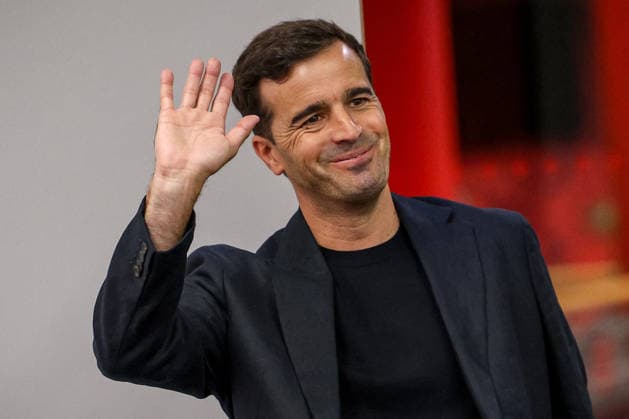 14.02.2026, Fußball, Bayer 04 Leverkusen, 1. Fußball Bundesliga, BayArena, Saison 2026 2027: Pressekonferenz zur Vorstellung des neuen Cheftrainers Carles Martinez Novell gestikulierend Gestik lachend Freude winkend winkt begrüßung DFB regulations prohibit any use of photographs as image sequences and or quasi-video. Nordrhein-Westfalen Deutschland
