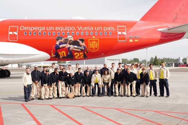La Selección espanola de fútbol parte camino al Mundial 2026 Los futbolistas integrantes de la selección espanola y su seleccionador, Luis de la Fuente, antes de coger el vuelo para ir al Mundial, en el Aeropuerto de Santiago-Rosalía de Castro, en Santiago de Compostela, A Coruna, Galicia (Espana). Aficionados se han acercado al Aeropuerto de Santiago-Rosalía de Castro para despedir a los jugadores de la Selección espanola de fútbol que toman rumbo a Nashville dónde cogerán otro vuelo hasta Chattanooga (Tennessee), donde la selección tendrá su cuartel general antes del debut en el Mundial 2026 que se disputa en Estados Unidos, México y Canadá 05 JUNIO 2026 Á Espana Copyright: xÃlvaroxBallesterosx 7573054
