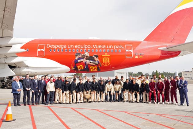 La Selección espanola de fútbol parte camino al Mundial 2026 Los futbolistas integrantes de la selección espanola y su seleccionador, Luis de la Fuente, antes de coger el vuelo para ir al Mundial, en el Aeropuerto de Santiago-Rosalía de Castro, en Santiago de Compostela, A Coruna, Galicia (Espana). Aficionados se han acercado al Aeropuerto de Santiago-Rosalía de Castro para despedir a los jugadores de la Selección espanola de fútbol que toman rumbo a Nashville dónde cogerán otro vuelo hasta Chattanooga (Tennessee), donde la selección tendrá su cuartel general antes del debut en el Mundial 2026 que se disputa en Estados Unidos, México y Canadá 05 JUNIO 2026 Á Espana Copyright: xÃlvaroxBallesterosx 7573056