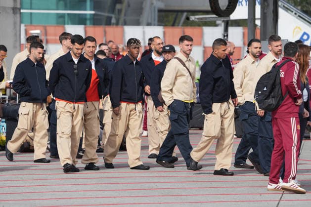 La Selección espanola de fútbol parte camino al Mundial 2026 Los futbolistas integrantes de la selección espanola y su seleccionador, Luis de la Fuente, antes de coger el vuelo para ir al Mundial, en el Aeropuerto de Santiago-Rosalía de Castro, en Santiago de Compostela, A Coruna, Galicia (Espana). Aficionados se han acercado al Aeropuerto de Santiago-Rosalía de Castro para despedir a los jugadores de la Selección espanola de fútbol que toman rumbo a Nashville dónde cogerán otro vuelo hasta Chattanooga (Tennessee), donde la selección tendrá su cuartel general antes del debut en el Mundial 2026 que se disputa en Estados Unidos, México y Canadá 05 JUNIO 2026 Á Espana Copyright: xÃlvaroxBallesterosx 7573062