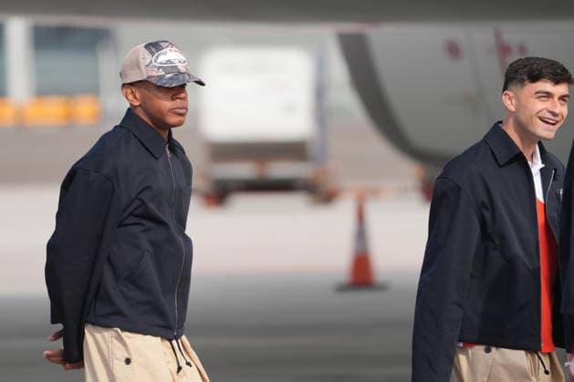 La Selección espanola de fútbol parte camino al Mundial 2026 Los futbolistas integrantes de la selección espanola y su seleccionador, Luis de la Fuente, antes de coger el vuelo para ir al Mundial, en el Aeropuerto de Santiago-Rosalía de Castro, en Santiago de Compostela, A Coruna, Galicia (Espana). Aficionados se han acercado al Aeropuerto de Santiago-Rosalía de Castro para despedir a los jugadores de la Selección espanola de fútbol que toman rumbo a Nashville dónde cogerán otro vuelo hasta Chattanooga (Tennessee), donde la selección tendrá su cuartel general antes del debut en el Mundial 2026 que se disputa en Estados Unidos, México y Canadá 05 JUNIO 2026 Á Espana Copyright: xÃlvaroxBallesterosx 7573065