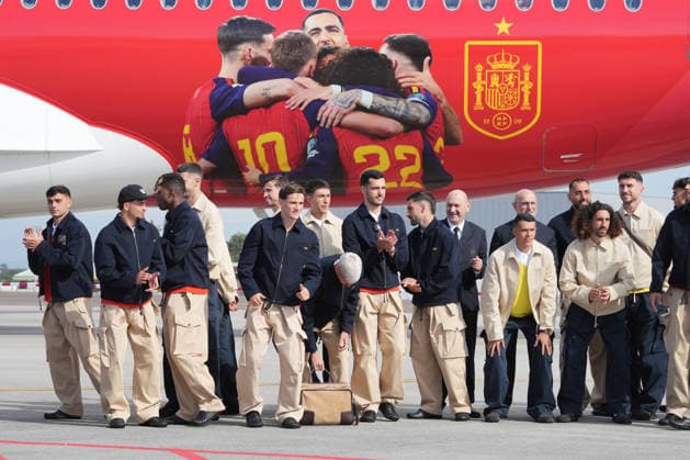 La Selección espanola de fútbol parte camino al Mundial 2026 Los futbolistas integrantes de la selección espanola y su seleccionador, Luis de la Fuente, antes de coger el vuelo para ir al Mundial, en el Aeropuerto de Santiago-Rosalía de Castro, en Santiago de Compostela, A Coruna, Galicia (Espana). Aficionados se han acercado al Aeropuerto de Santiago-Rosalía de Castro para despedir a los jugadores de la Selección espanola de fútbol que toman rumbo a Nashville dónde cogerán otro vuelo hasta Chattanooga (Tennessee), donde la selección tendrá su cuartel general antes del debut en el Mundial 2026 que se disputa en Estados Unidos, México y Canadá 05 JUNIO 2026 Á Espana Copyright: xÃlvaroxBallesterosx 7573068