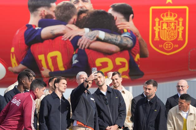 La Selección espanola de fútbol parte camino al Mundial 2026 Los futbolistas integrantes de la selección espanola y su seleccionador, Luis de la Fuente, antes de coger el vuelo para ir al Mundial, en el Aeropuerto de Santiago-Rosalía de Castro, en Santiago de Compostela, A Coruna, Galicia (Espana). Aficionados se han acercado al Aeropuerto de Santiago-Rosalía de Castro para despedir a los jugadores de la Selección espanola de fútbol que toman rumbo a Nashville dónde cogerán otro vuelo hasta Chattanooga (Tennessee), donde la selección tendrá su cuartel general antes del debut en el Mundial 2026 que se disputa en Estados Unidos, México y Canadá 05 JUNIO 2026 Á Espana Copyright: xÃlvaroxBallesterosx 7573069