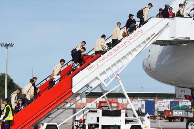 La Selección espanola de fútbol parte camino al Mundial 2026 Los futbolistas integrantes de la selección espanola y su seleccionador, Luis de la Fuente, antes de coger el vuelo para ir al Mundial, en el Aeropuerto de Santiago-Rosalía de Castro, en Santiago de Compostela, A Coruna, Galicia (Espana). Aficionados se han acercado al Aeropuerto de Santiago-Rosalía de Castro para despedir a los jugadores de la Selección espanola de fútbol que toman rumbo a Nashville dónde cogerán otro vuelo hasta Chattanooga (Tennessee), donde la selección tendrá su cuartel general antes del debut en el Mundial 2026 que se disputa en Estados Unidos, México y Canadá 05 JUNIO 2026 Á Espana Copyright: xÃlvaroxBallesterosx 7573070