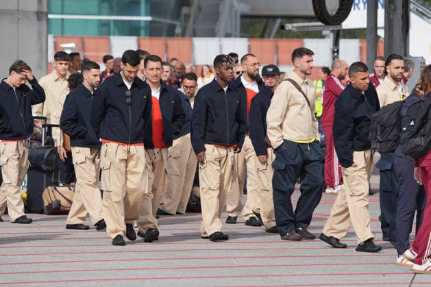 La Selección espanola de fútbol parte camino al Mundial 2026 Los futbolistas integrantes de la selección espanola y su seleccionador, Luis de la Fuente, antes de coger el vuelo para ir al Mundial, en el Aeropuerto de Santiago-Rosalía de Castro, en Santiago de Compostela, A Coruna, Galicia (Espana). Aficionados se han acercado al Aeropuerto de Santiago-Rosalía de Castro para despedir a los jugadores de la Selección espanola de fútbol que toman rumbo a Nashville dónde cogerán otro vuelo hasta Chattanooga (Tennessee), donde la selección tendrá su cuartel general antes del debut en el Mundial 2026 que se disputa en Estados Unidos, México y Canadá 05 JUNIO 2026 Á Espana Copyright: xÃlvaroxBallesterosx 7573063