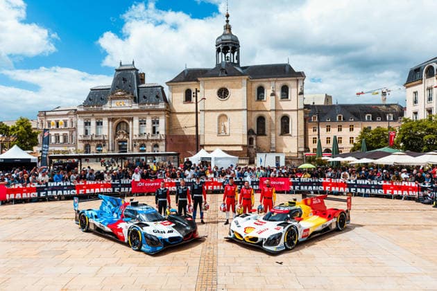 24 HEURES DU MANS 2026 - PESAGE 15 MAGNUSSEN Kevin (dnk), MARCIELLO Raffaele (swi), VANTHOOR Dries (bel), BMW M Team WRT, BMW M Hybrid V8 15, Hypercar, action, 20 FRIJNS Robin (nld), RAST Renà (ger), VAN DER LINDE Sheldon (zaf), BMW M Team WRT, BMW M Hybrid V8 20, Hypercar, action during Le Pesage of the 24 Hours of Le Mans 2026, 3rd round of the 2026 FIA World Endurance Championship, from June 5 to 6, 2026 on the Place de la Rà publique in Le Mans, France - Le MansFrance Copyright: xDPPIx