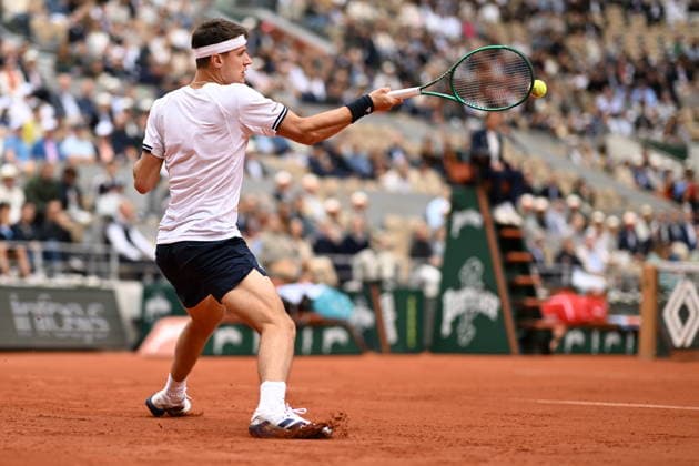 2026 French Open (Roland-Garros) - Semi-finals PARIS, FRANCE - JUNE 5: Jakub Mensik of Czech in action against Alexander Zverev (not seen) of Germany during their men s Singles semi-final match of the 2026 French Open at Philippe-Chatrier Court in Paris, France on June 5, 2026. Burak Akbulut Anadolu Paris France. Editorial use only. Please get in touch for any other usage.  Copyright: x2026xAnadoluxBurakxAkbulutx