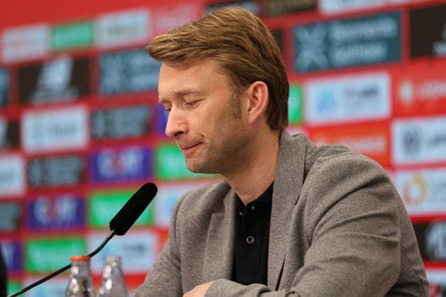 05.06.2026, Fußball, Bayer 04 Leverkusen, 1. Fußball Bundesliga, BayArena, Saison 2026 2027: Geschäftsführer Simon Rolfes (Bayer04 Geschäftsführung) bei der Pressekonferenz zur Vorstellung des neuen Cheftrainers Carles Martinez Novell Begrüßung DFB regulations prohibit any use of photographs as image sequences and or quasi-video. Nordrhein-Westfalen Deutschland