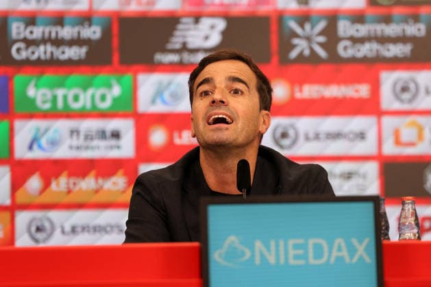 05.06.2026, Fußball, Bayer 04 Leverkusen, 1. Fußball Bundesliga, BayArena, Saison 2026 2027: Pressekonferenz zur Vorstellung des neuen Cheftrainers Carles Martinez Novell Begrüßung DFB regulations prohibit any use of photographs as image sequences and or quasi-video. Nordrhein-Westfalen Deutschland