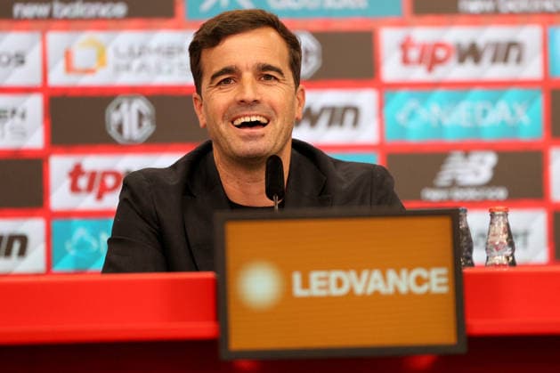 05.06.2026, Fußball, Bayer 04 Leverkusen, 1. Fußball Bundesliga, BayArena, Saison 2026 2027: Pressekonferenz zur Vorstellung des neuen Cheftrainers Carles Martinez Novell Begrüßung DFB regulations prohibit any use of photographs as image sequences and or quasi-video. Nordrhein-Westfalen Deutschland