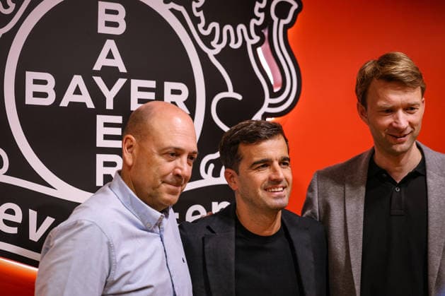05.06.2026, Fußball, Bayer 04 Leverkusen, 1. Fußball Bundesliga, BayArena, Saison 2026 2027: Pressekonferenz zur Vorstellung des neuen Cheftrainers. Vorsitzender Geschäftsführer Fernando Carro (Bayer04 Geschäftsführung) neben Carles Martinez Novell und Geschäftsführer Simon Rolfes (Bayer04 Geschäftsführung) Begrüßung DFB regulations prohibit any use of photographs as image sequences and or quasi-video. Nordrhein-Westfalen Deutschland