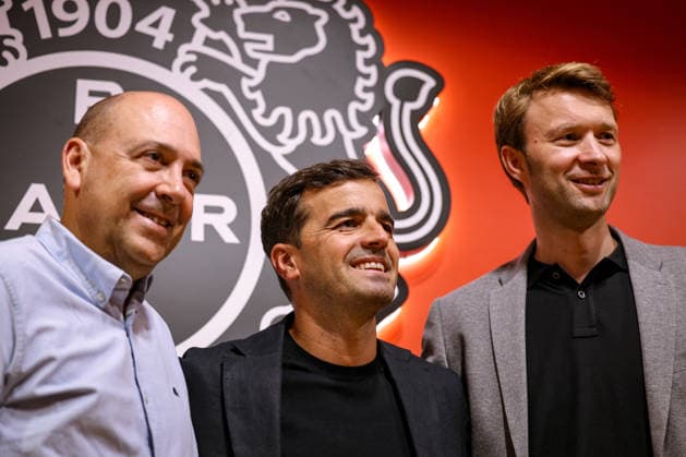 05.06.2026, Fußball, Bayer 04 Leverkusen, 1. Fußball Bundesliga, BayArena, Saison 2026 2027: Pressekonferenz zur Vorstellung des neuen Cheftrainers. Vorsitzender Geschäftsführer Fernando Carro (Bayer04 Geschäftsführung) neben Carles Martinez Novell und Geschäftsführer Simon Rolfes (Bayer04 Geschäftsführung) Begrüßung DFB regulations prohibit any use of photographs as image sequences and or quasi-video. Nordrhein-Westfalen Deutschland