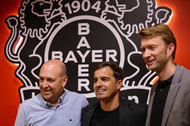 05.06.2026, Fußball, Bayer 04 Leverkusen, 1. Fußball Bundesliga, BayArena, Saison 2026 2027: Pressekonferenz zur Vorstellung des neuen Cheftrainers. Vorsitzender Geschäftsführer Fernando Carro (Bayer04 Geschäftsführung) neben Carles Martinez Novell und Geschäftsführer Simon Rolfes (Bayer04 Geschäftsführung) Begrüßung DFB regulations prohibit any use of photographs as image sequences and or quasi-video. Nordrhein-Westfalen Deutschland