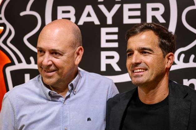05.06.2026, Fußball, Bayer 04 Leverkusen, 1. Fußball Bundesliga, BayArena, Saison 2026 2027: Pressekonferenz zur Vorstellung des neuen Cheftrainers. Vorsitzender Geschäftsführer Fernando Carro (Bayer04 Geschäftsführung) neben Carles Martinez Novell Begrüßung DFB regulations prohibit any use of photographs as image sequences and or quasi-video. Nordrhein-Westfalen Deutschland