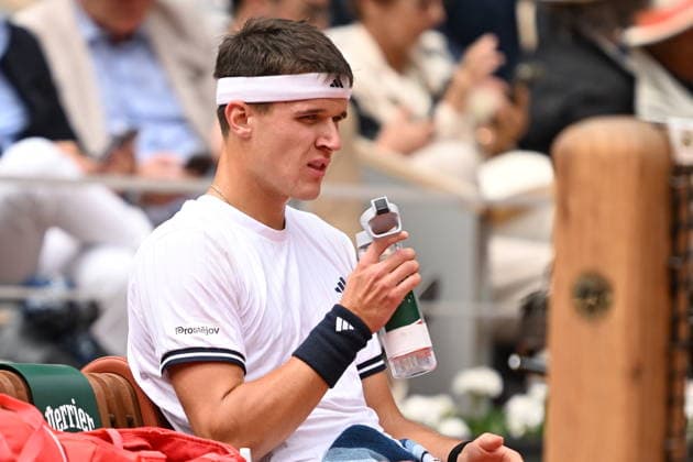2026 French Open (Roland-Garros) - Semi-finals PARIS, FRANCE - JUNE 5: Jakub Mensik of Czech is seen as he in action against Alexander Zverev (not seen) of Germany during their men s Singles semi-final match of the 2026 French Open at Philippe-Chatrier Court in Paris, France on June 5, 2026. Burak Akbulut Anadolu Paris France. Editorial use only. Please get in touch for any other usage.  Copyright: x2026xAnadoluxBurakxAkbulutx