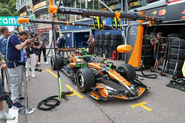 Lando Norris (McLaren Formula 1 Team 1) sein Auto in der Box, 1 Freies Training, Grosser Preis von Monaco, Motorsport, Herren, Formel 1, 05.06.2026 Monte Carlo Monaco MCO
