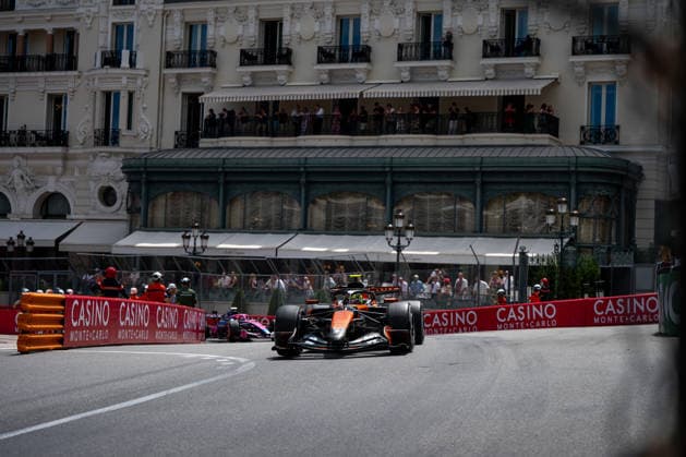 Lando Norris ( McLaren Mastercard Formula 1 Team, Großbritannien, 01) im MCL40 vor dem Hotel de Paris, MCO, Formel 1 Weltmeisterschaft, Monaco Grand Prix, Monte Carlo, Freies Training, Saison 2026, 05.06.2026 MCO, Formel 1 Weltmeisterschaft, Monaco Grand Prix, Monte Carlo, Freies Training, Saison 2026, 05.06.2026 Monte Carlo Copyright: xEibner-Pressefoto Memmlerx EP_MMR