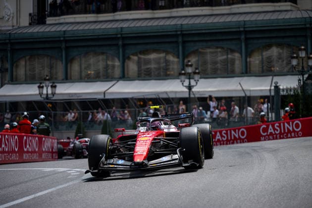 Lewis Hamilton (Scuderia Ferrari HP, Großbritannien, 44) im SF-26 vor dem Hotel de Paris, MCO, Formel 1 Weltmeisterschaft, Monaco Grand Prix, Monte Carlo, Freies Training, Saison 2026, 05.06.2026 MCO, Formel 1 Weltmeisterschaft, Monaco Grand Prix, Monte Carlo, Freies Training, Saison 2026, 05.06.2026 Monte Carlo Copyright: xEibner-Pressefoto Memmlerx EP_MMR
