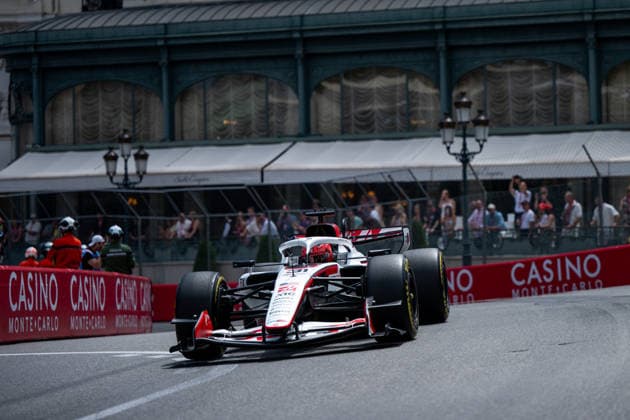 Esteban Ocon (Toyota Gazoo Racing Haas F1 Team, Frankreich, 31) im VF-26 vor dem Hotel de Paris, MCO, Formel 1 Weltmeisterschaft, Monaco Grand Prix, Monte Carlo, Freies Training, Saison 2026, 05.06.2026 MCO, Formel 1 Weltmeisterschaft, Monaco Grand Prix, Monte Carlo, Freies Training, Saison 2026, 05.06.2026 Monte Carlo Copyright: xEibner-Pressefoto Memmlerx EP_MMR