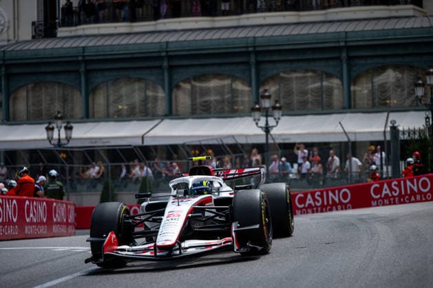 Oliver Bearman (Toyota Gazoo Racing Haas F1 Team, Großbritannien, 87) im VF-26 vor dem Hotel de Paris, MCO, Formel 1 Weltmeisterschaft, Monaco Grand Prix, Monte Carlo, Freies Training, Saison 2026, 05.06.2026 MCO, Formel 1 Weltmeisterschaft, Monaco Grand Prix, Monte Carlo, Freies Training, Saison 2026, 05.06.2026 Monte Carlo Copyright: xEibner-Pressefoto Memmlerx EP_MMR