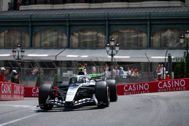 Sergio Checo Perez (Cadillac F1 Team, Mexiko, 11) im MAC-26 vor dem Hotel de Paris, MCO, Formel 1 Weltmeisterschaft, Monaco Grand Prix, Monte Carlo, Freies Training, Saison 2026, 05.06.2026 MCO, Formel 1 Weltmeisterschaft, Monaco Grand Prix, Monte Carlo, Freies Training, Saison 2026, 05.06.2026 Monte Carlo Copyright: xEibner-Pressefoto Memmlerx EP_MMR