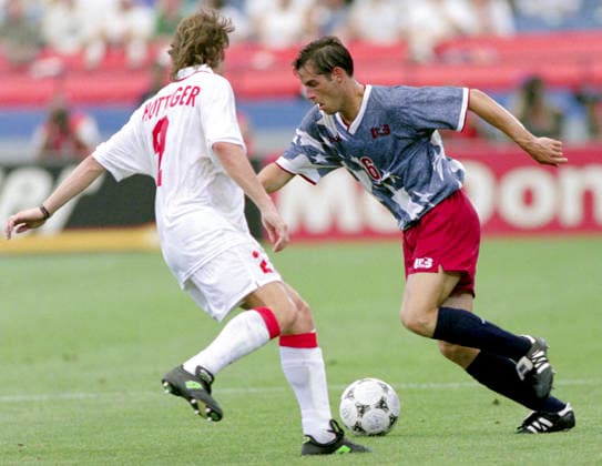 940618 Football, FIFA World Cup, WM, Weltmeisterschaft, Fussball 1994 (USA), Group A, USA - Switzerland 1-1: John Harkes of USA (R) against Switzerlands Marc Hottiger. Photo: BILDBYRAN M013_02 940618usasch usa schweiz m013_02 scanx dia bbeng fotboll football soccer VM VM94 VM1994 VM 1994 fotbolls-vm fifa world cup usa v switzerland 960618 world championships världsmästerskap pontiac silverdome detroit june 18 1994 *** 940618 Football, FIFA World Cup 1994 USA , Group A, USA Switzerland 1 1 John Harkes of USA R against Switzerlands Marc Hottiger Photo BILDBYRAN M013 02 940618usasch usa schweiz m013 02 scanx dia bbeng football soccer VM VM94 VM1994 VM 1994 fotbolls vm fifa world cup usa v switzerland 960618 world championships world championships pontiac silverdome detroit june 18 1994  Copyright: BILDBYRAN BB940618BB036