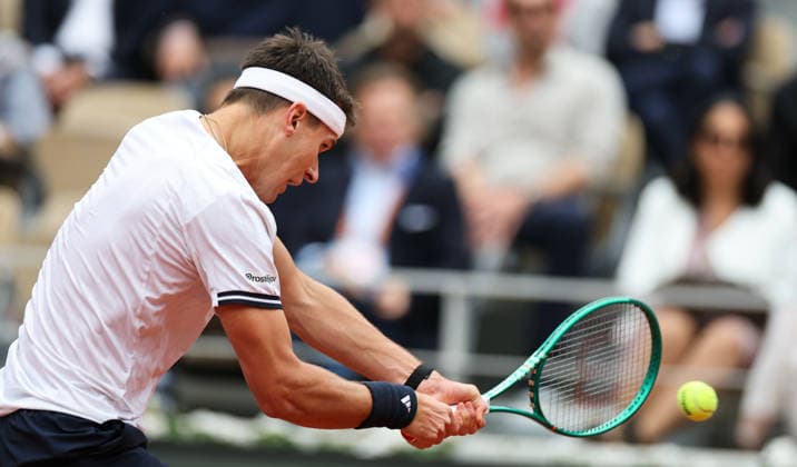 (260605) -- PARIS, June 5, 2026 -- Jakub Mensik hits a return during the men s singles semifinal match between Alexander Zverev of Germany and Jakub Mensik of Czech Republic at the French Open tennis tournament in Paris, France, June 5, 2026. ) (SP)FRANCE-PARIS-TENNIS-FRENCH OPEN-MEN S SINGLES-SEMIFINAL WuxHuiwo 