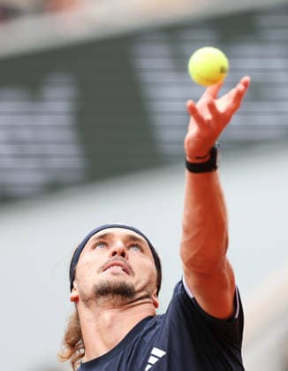 (260605) -- PARIS, June 5, 2026 -- Alexander Zverev serves during the men s singles semifinal match between Alexander Zverev of Germany and Jakub Mensik of Czech Republic at the French Open tennis tournament in Paris, France, June 5, 2026. ) (SP)FRANCE-PARIS-TENNIS-FRENCH OPEN-MEN S SINGLES-SEMIFINAL WuxHuiwo 