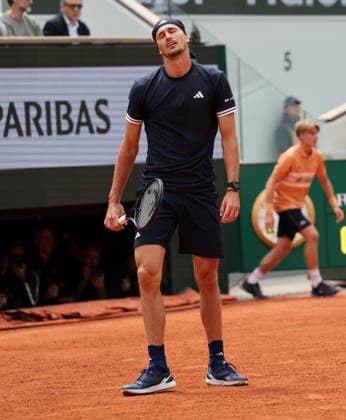 (260605) -- PARIS, June 5, 2026 -- Alexander Zverev reacts during the men s singles semifinal match between Alexander Zverev of Germany and Jakub Mensik of Czech Republic at the French Open tennis tournament in Paris, France, June 5, 2026. ) (SP)FRANCE-PARIS-TENNIS-FRENCH OPEN-MEN S SINGLES-SEMIFINAL WuxHuiwo 