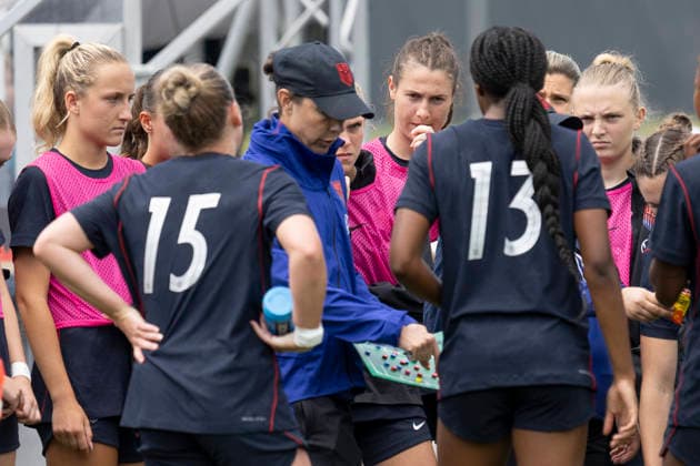 U19 Frauen Testspiel: Deutschland - USA, 05.06.2026 Carrie Kveton (Trainerin Headcoach USA U19) erklärt ihrem Team etwas auf der Taktiktafel in der Trinkpause, Deutschland - USA, Frankfurt, DFB-Campus, 5.6.2026 Copyright: xBEAUTIFULxSPORTS Gawlikx