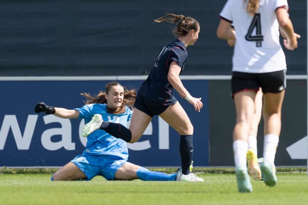 U19 Frauen Testspiel: Deutschland - USA, 05.06.2026 Olivia Stafford (USA U19 11) geht an Nelly Smolarczyk (Deutschland U19 12) mit dem Ball vorbei, Deutschland - USA, Frankfurt, DFB-Campus, 5.6.2026 Copyright: xBEAUTIFULxSPORTS Gawlikx