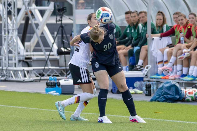 U19 Frauen Testspiel: Deutschland - USA, 05.06.2026 Emma Memminger (Deutschland U19 22) & Hannah Jordan (USA U19 20) beim Kampf um den Ball, Deutschland - USA, Frankfurt, DFB-Campus, 5.6.2026 Copyright: xBEAUTIFULxSPORTS Gawlikx