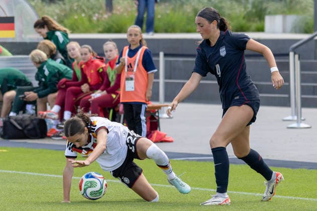 U19 Frauen Testspiel: Deutschland - USA, 05.06.2026 Emma Memminger (Deutschland U19 22) & Edra Bello (USA U19 4), Deutschland - USA, Frankfurt, DFB-Campus, 5.6.2026 Copyright: xBEAUTIFULxSPORTS Gawlikx