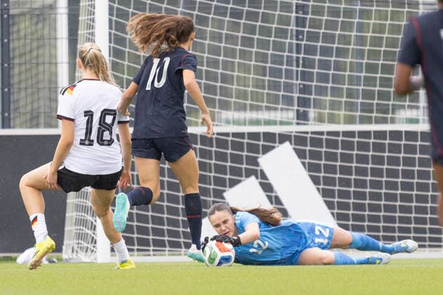 U19 Frauen Testspiel: Deutschland - USA, 05.06.2026 Nelly Smolarczyk (Deutschland U19 12) hat den Ball vor Ashlyn Puerta (USA U19 10), Deutschland - USA, Frankfurt, DFB-Campus, 5.6.2026 Copyright: xBEAUTIFULxSPORTS Gawlikx