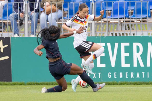 U19 Frauen Testspiel: Deutschland - USA, 05.06.2026 Jaida McGrew (USA U19 2) grätscht den Ball vor Emma Memminger (Deutschland U19 22) weg. Deutschland - USA, Frankfurt, DFB-Campus, 5.6.2026 Copyright: xBEAUTIFULxSPORTS Gawlikx